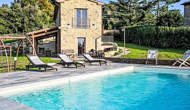 Stunning private villa for 6 people with A/C, WIFI, private pool, TV, patio and panoramic view