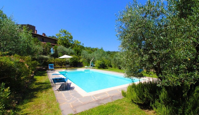 Stunning private villa for 4 guests with WIFI, private pool, A/C and TV, close to Arezzo