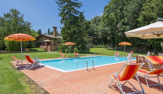 Stunning private villa with WIFI, private pool, TV, balcony and pets allowed, close to San Gimig.