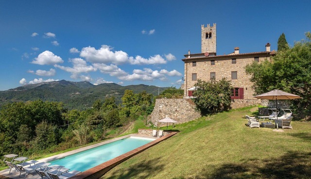 Stunning private villa with private pool, WIFI, TV, patio and panoramic view, close to Lucca
