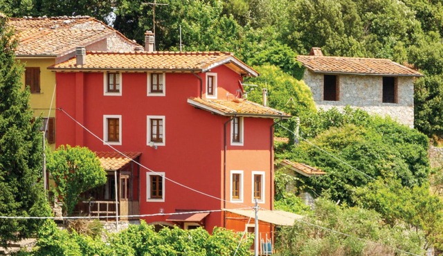 Stunning private villa with WIFI, private pool, pets allowed and panoramic view, close to Viareg.