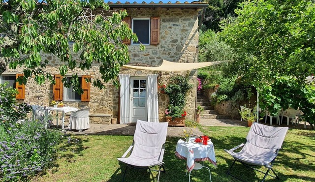 Stunning private villa with A/C, hot tub, internet, TV, pets allowed, panoramic view, close to Lucca