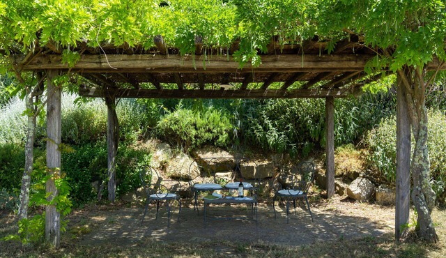 Stunning private villa for 11 guests with WIFI, A/C, private pool, TV and balcony, close to Flor.
