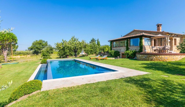 Stunning private villa with WIFI, A/C, private pool, patio, pets allowed and panoramic view