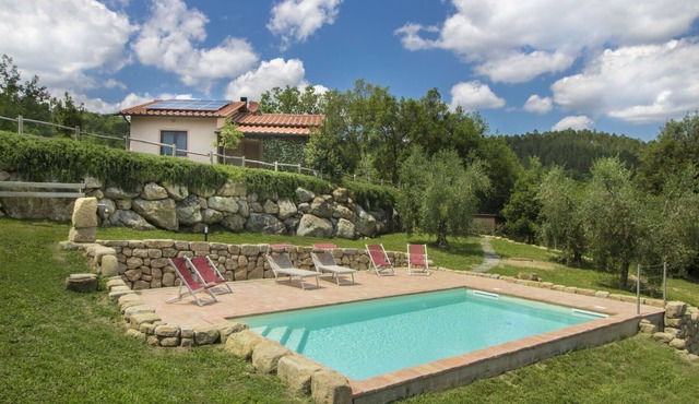 Stunning private villa for 6 guests with private pool, A/C, WIFI, TV, patio and parking