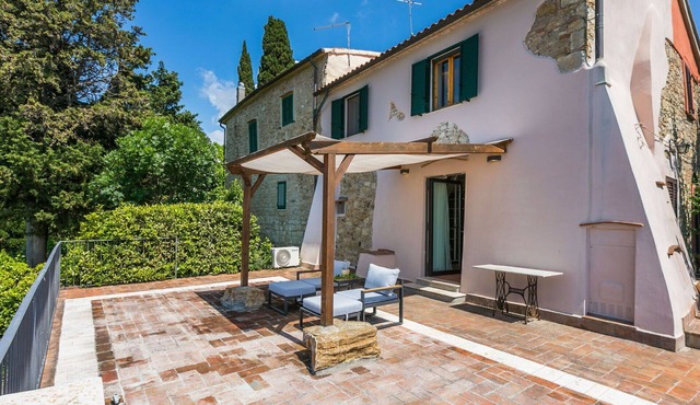 Stunning private villa for 5 guests with A/C, WIFI, TV, patio, pets allowed and panoramic view