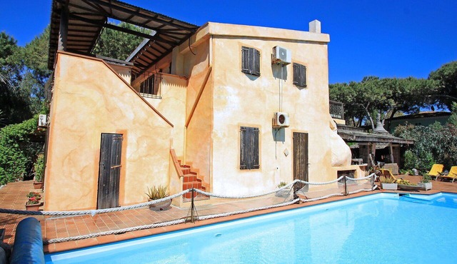 Stunning private villa for 17 guests with A/C, private pool, WIFI, TV, patio and pets allowed