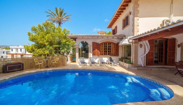 Stunning private villa for 11 guests with private pool, WIFI, A/C, TV and terrace