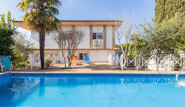 Stunning private villa for 9 people with A/C, WIFI, private pool, TV, balcony and pets allowed