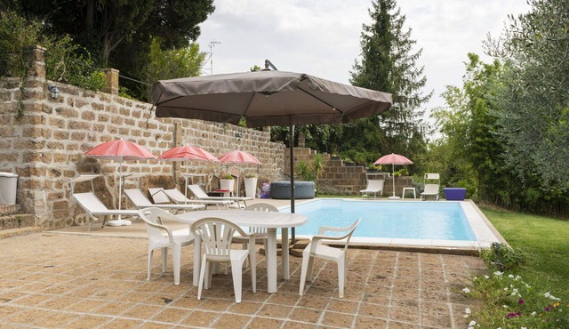 Stunning private villa for 17 people with private pool, WIFI, TV, patio and pets allowed