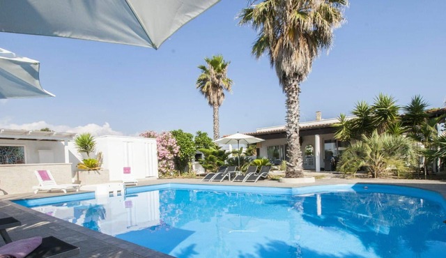 Stunning private villa for 17 people with private pool, A/C, WIFI, TV, patio and pets allowed