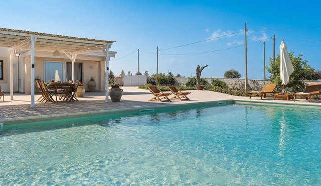 Stunning private villa for 4 people with private pool, A/C, WIFI, TV, terrace and panoramic view