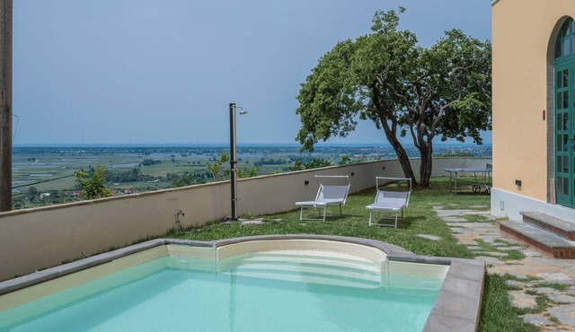 Stunning private villa with WIFI, A/C, private pool, TV, veranda, panoramic view, close to Viareggio