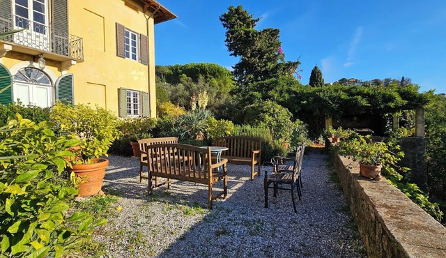 Stunning private villa with WIFI, private pool, TV, patio and panoramic view, close to Viareggio