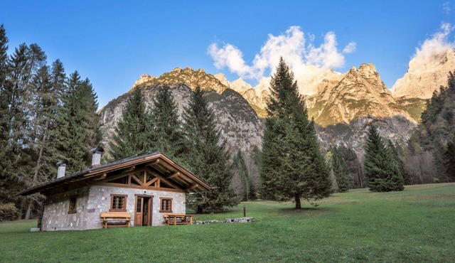 Stunning private villa for 6 guests with TV and pets allowed