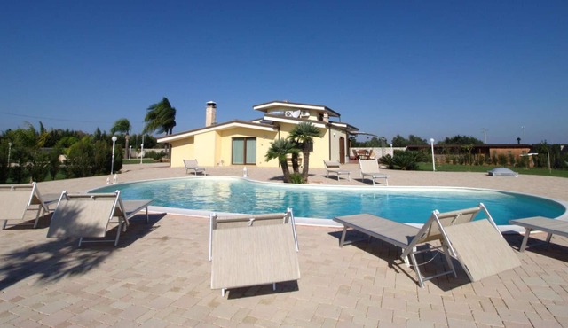 Stunning private villa with private pool, hot tub, WIFI, A/C, TV, patio, pets allowed and parking