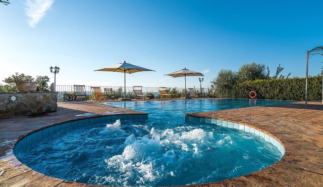 Stunning private villa with private pool, A/C, WIFI, hot tub, TV, balcony, close to San Gimignano