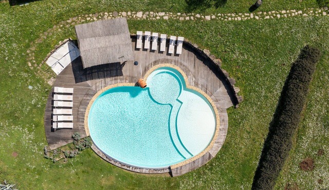 Stunning private villa with hot tub, private pool, A/C, WIFI, TV, patio, close to San Gimignano