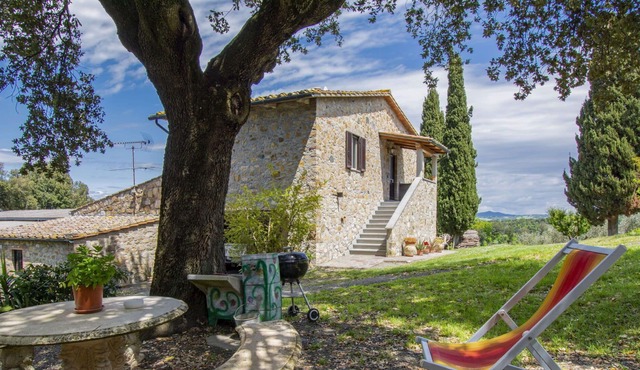 Stunning private villa for 4 guests with WIFI, TV, patio, pets allowed and parking