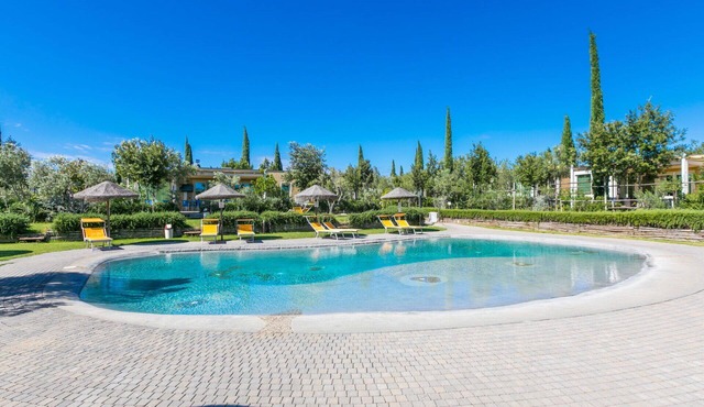Stunning private villa for 4 people with pool, hot tub, WIFI, A/C, TV, patio and pets allowed