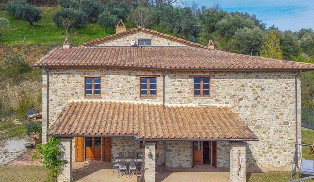 Stunning private villa for 9 guests with WIFI, TV, balcony and pets allowed