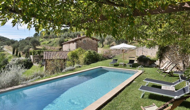 Stunning private villa with A/C, WIFI, private pool, TV, terrace and panoramic view, close to Lu.