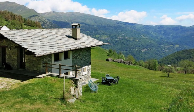 Stunning private villa for 9 people with TV, patio and parking