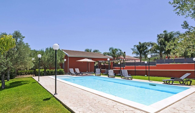 Stunning private villa for 6 people with private pool, WIFI, A/C, TV and patio