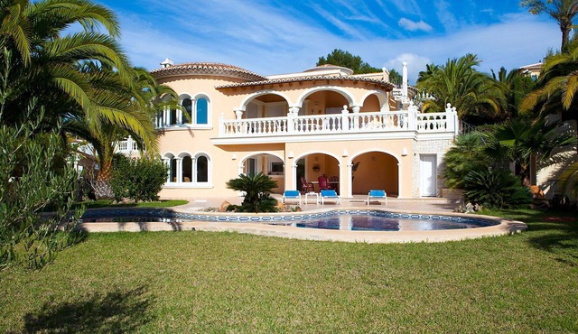 Stunning private villa for 4 guests with WIFI, private pool, A/C, TV, patio and pets allowed