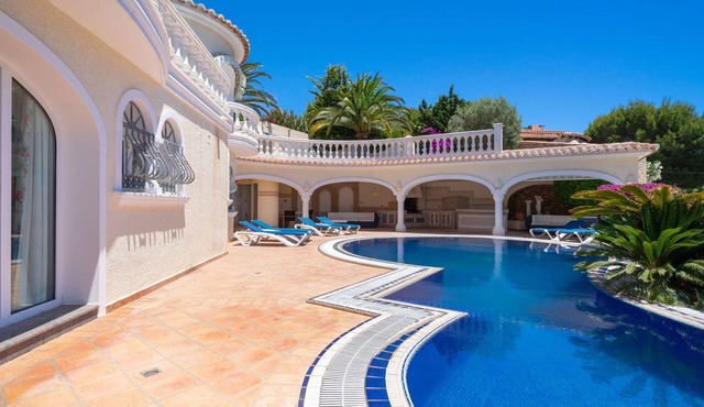 Stunning private villa for 8 people with A/C, WIFI, private pool, hot tub, TV and patio