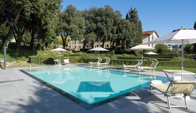Stunning private villa for 26 people with hot tub, private pool, WIFI, TV and panoramic view