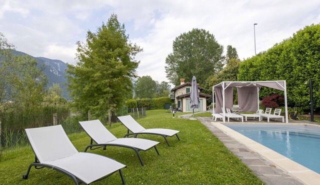 Stunning private villa for 6 people with private pool, A/C, WIFI, TV, patio and pets allowed