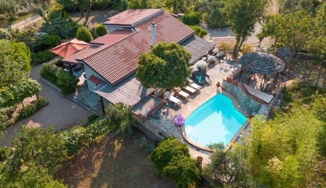 Stunning private villa for 8 people with private pool, WIFI, TV, patio and pets allowed