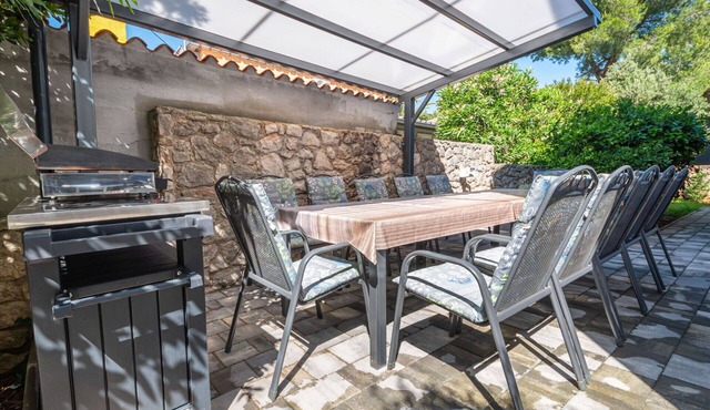 Stunning private villa for 12 guests with hot tub, WIFI, A/C, TV and patio