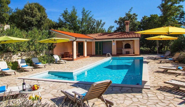 Stunning private villa for 10 people with WIFI, A/C, pool, TV and terrace