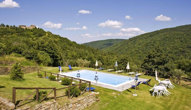Stunning private villa for 10 guests with private pool, WIFI and TV, close to Cortona