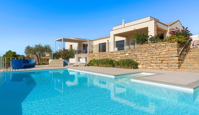 Stunning private villa for 8 people with WIFI, private pool, A/C, TV, terrace and panoramic view
