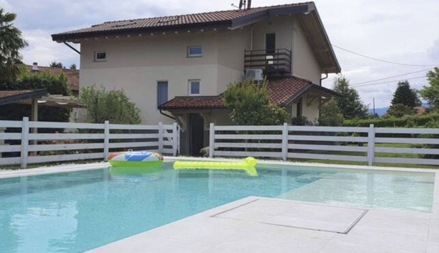 Stunning private villa for 8 people with A/C, private pool, hot tub, WIFI, TV and patio