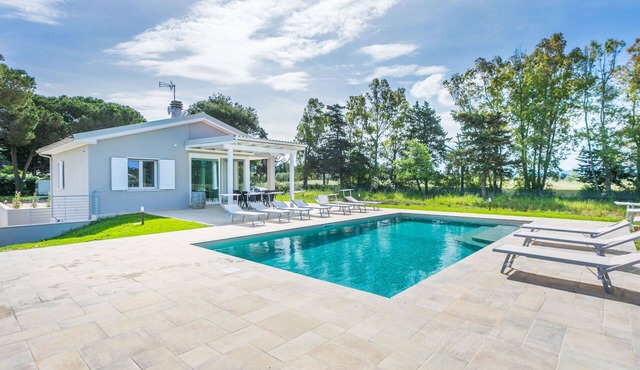 Stunning private villa for 8 guests with A/C, private pool, WIFI, TV, terrace and pets allowed