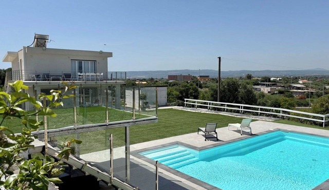 Stunning private villa for 12 people with WIFI, A/C, private pool, TV, patio and pets allowed