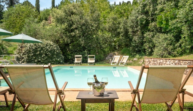 Stunning private villa with A/C, private pool, WIFI, TV, terrace and panoramic view, close to Lu.