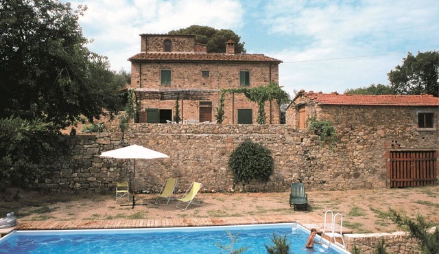 Stunning private villa with private pool, WIFI, veranda and pets allowed, close to Arezzo