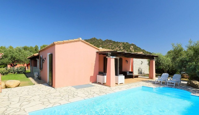 Stunning private villa for 8 guests with private pool, WIFI, TV, terrace, pets allowed and parking