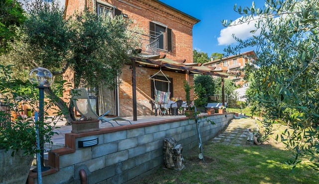 Stunning private villa for 7 guests with WIFI, A/C, terrace, pets allowed and panoramic view