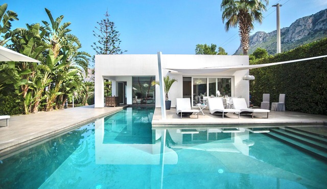 Stunning private villa for 4 people with A/C, WIFI, private pool and TV