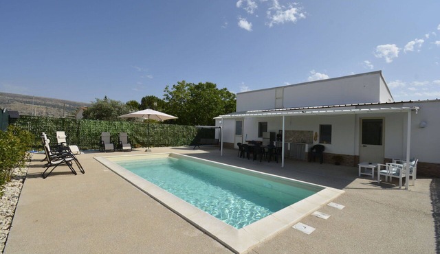Stunning private villa for 6 guests with private pool, A/C, WIFI, patio and pets allowed
