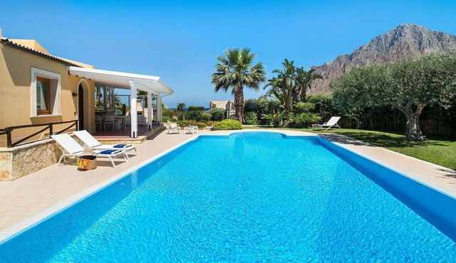 Stunning private villa for 6 guests with private pool, A/C, WIFI, TV, veranda and panoramic view