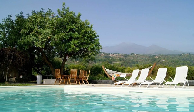 Stunning private villa for 6 people with pool, WIFI, TV, patio and parking