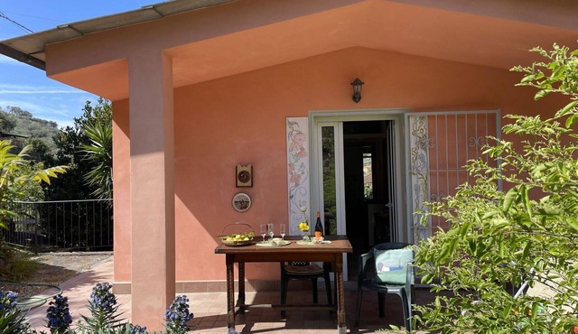 Stunning private villa for 4 people with WIFI, A/C, TV, patio and pets allowed
