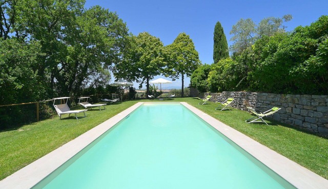 Stunning private villa for 8 guests with hot tub, WIFI, private pool, TV, balcony and pets allowed